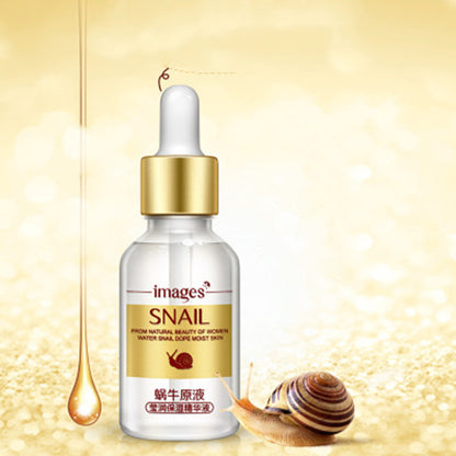 Snail Essence Feuchtigkeitsserum mit goldenen Akzenten und einer Schnecke im Hintergrund