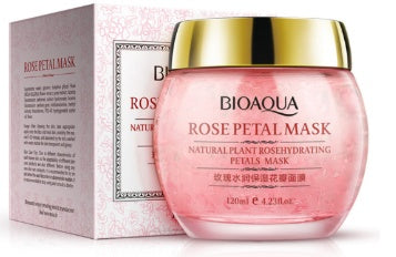 Bioaqua Rose Petal Mask in einem durchsichtigen Glasbehälter mit goldfarbenem Deckel, auf weißem Hintergrund, neben der Produktverpackung.